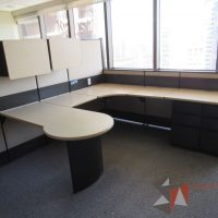Lote 013 - Estación de trabajo de mampara alta color beige para 2 personas con 4 gavetas y 4 archiveros de pedestal de 3 cajones - Imagen 3