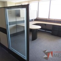 Lote 013 - Estación de trabajo de mampara alta color beige para 2 personas con 4 gavetas y 4 archiveros de pedestal de 3 cajones - Imagen 4