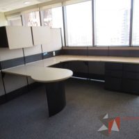 Lote 013 - Estación de trabajo de mampara alta color beige para 2 personas con 4 gavetas y 4 archiveros de pedestal de 3 cajones - Imagen 5