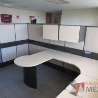 Lote 013 - Estación de trabajo de mampara alta color beige para 2 personas con 4 gavetas y 4 archiveros de pedestal de 3 cajones - Imagen 6