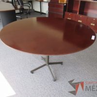 Lote 018 - Mesa de trabajo circular con base metálica y cubierta color vino - Imagen 2