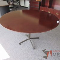 Lote 018 - Mesa de trabajo circular con base metálica y cubierta color vino
