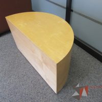 Lote 019 - Mesa de apoyo de madera en forma de media luna