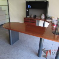 Lote 020 - Escritorio en herradura con 2 archiveros de pedestal de 3 cajones y gabinete superior de 1 puerta corrediza color vino - Imagen 5