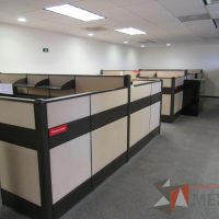 Lote 022 - Estación de trabajo de mampara metálica color beige para 11 personas con 9 repisas y 10 archiveros de pedestal de 3 cajones - Imagen 2