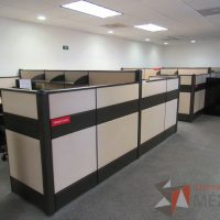 Lote 022 - Estación de trabajo de mampara metálica color beige para 11 personas con 9 repisas y 10 archiveros de pedestal de 3 cajones - Imagen 3