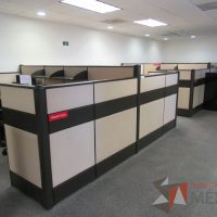 Lote 022 - Estación de trabajo de mampara metálica color beige para 11 personas con 9 repisas y 10 archiveros de pedestal de 3 cajones - Imagen 4