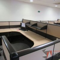 Lote 022 - Estación de trabajo de mampara metálica color beige para 11 personas con 9 repisas y 10 archiveros de pedestal de 3 cajones - Imagen 5