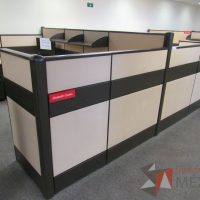Lote 022 - Estación de trabajo de mampara metálica color beige para 11 personas con 9 repisas y 10 archiveros de pedestal de 3 cajones - Imagen 6