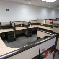 Lote 022 - Estación de trabajo de mampara metálica color beige para 11 personas con 9 repisas y 10 archiveros de pedestal de 3 cajones