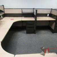 Lote 022 - Estación de trabajo de mampara metálica color beige para 11 personas con 9 repisas y 10 archiveros de pedestal de 3 cajones - Imagen 8