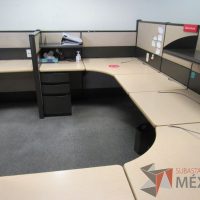 Lote 022 - Estación de trabajo de mampara metálica color beige para 11 personas con 9 repisas y 10 archiveros de pedestal de 3 cajones - Imagen 9