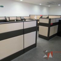 Lote 022 - Estación de trabajo de mampara metálica color beige para 11 personas con 9 repisas y 10 archiveros de pedestal de 3 cajones - Imagen 10