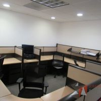 Lote 022 - Estación de trabajo de mampara metálica color beige para 11 personas con 9 repisas y 10 archiveros de pedestal de 3 cajones - Imagen 11