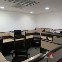 Lote 022 - Estación de trabajo de mampara metálica color beige para 11 personas con 9 repisas y 10 archiveros de pedestal de 3 cajones - Imagen 12