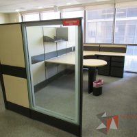 Lote 024 - Estación gerencial  de mampara alta color beige para 1 personas con 1 repisa, 1 gaveta y 2 archiveros de pedestal de 3 cajones - Imagen 2