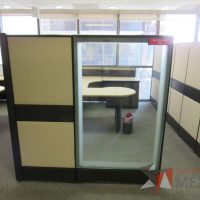Lote 024 - Estación gerencial  de mampara alta color beige para 1 personas con 1 repisa, 1 gaveta y 2 archiveros de pedestal de 3 cajones - Imagen 3