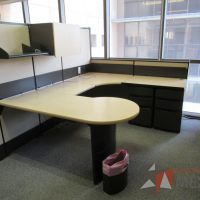 Lote 024 - Estación gerencial  de mampara alta color beige para 1 personas con 1 repisa, 1 gaveta y 2 archiveros de pedestal de 3 cajones - Imagen 6