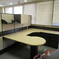 Lote 024 - Estación gerencial  de mampara alta color beige para 1 personas con 1 repisa, 1 gaveta y 2 archiveros de pedestal de 3 cajones