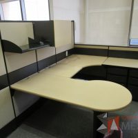 Lote 024 - Estación gerencial  de mampara alta color beige para 1 personas con 1 repisa, 1 gaveta y 2 archiveros de pedestal de 3 cajones - Imagen 9
