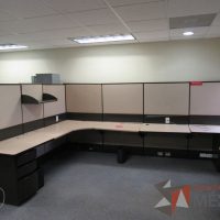Lote 027 - Estación de trabajo de mampara alta color beige para 2 personas, 1 repisa y 2 archiveros de pedestal de 3 cajones