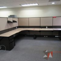 Lote 027 - Estación de trabajo de mampara alta color beige para 2 personas, 1 repisa y 2 archiveros de pedestal de 3 cajones - Imagen 4