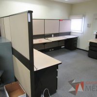 Lote 027 - Estación de trabajo de mampara alta color beige para 2 personas, 1 repisa y 2 archiveros de pedestal de 3 cajones - Imagen 5