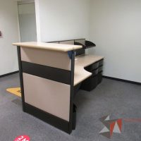 Lote 030 - Mueble de recepción de mampara metálica color beige con 1 repisa, 2 archiveros de pedestal de 3 cajones y cubierta superior
