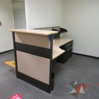 Lote 030 - Mueble de recepción de mampara metálica color beige con 1 repisa, 2 archiveros de pedestal de 3 cajones y cubierta superior - Imagen 3