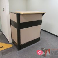 Lote 030 - Mueble de recepción de mampara metálica color beige con 1 repisa, 2 archiveros de pedestal de 3 cajones y cubierta superior - Imagen 4
