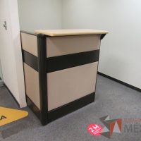 Lote 030 - Mueble de recepción de mampara metálica color beige con 1 repisa, 2 archiveros de pedestal de 3 cajones y cubierta superior - Imagen 5