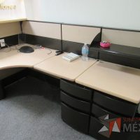 Lote 030 - Mueble de recepción de mampara metálica color beige con 1 repisa, 2 archiveros de pedestal de 3 cajones y cubierta superior - Imagen 6