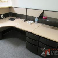 Lote 030 - Mueble de recepción de mampara metálica color beige con 1 repisa, 2 archiveros de pedestal de 3 cajones y cubierta superior - Imagen 7