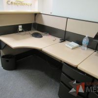 Lote 030 - Mueble de recepción de mampara metálica color beige con 1 repisa, 2 archiveros de pedestal de 3 cajones y cubierta superior - Imagen 8