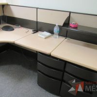 Lote 030 - Mueble de recepción de mampara metálica color beige con 1 repisa, 2 archiveros de pedestal de 3 cajones y cubierta superior - Imagen 9