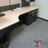 Lote 030 - Mueble de recepción de mampara metálica color beige con 1 repisa, 2 archiveros de pedestal de 3 cajones y cubierta superior - Imagen 10