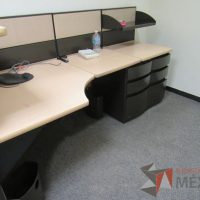 Lote 030 - Mueble de recepción de mampara metálica color beige con 1 repisa, 2 archiveros de pedestal de 3 cajones y cubierta superior - Imagen 11
