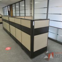 Lote 035 - Estación de trabajo de mampara metálica color beige para 2 personas con 2 archiveros de pedestal de 3 cajones - Imagen 2