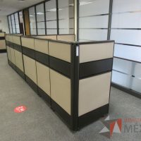 Lote 035 - Estación de trabajo de mampara metálica color beige para 2 personas con 2 archiveros de pedestal de 3 cajones - Imagen 3