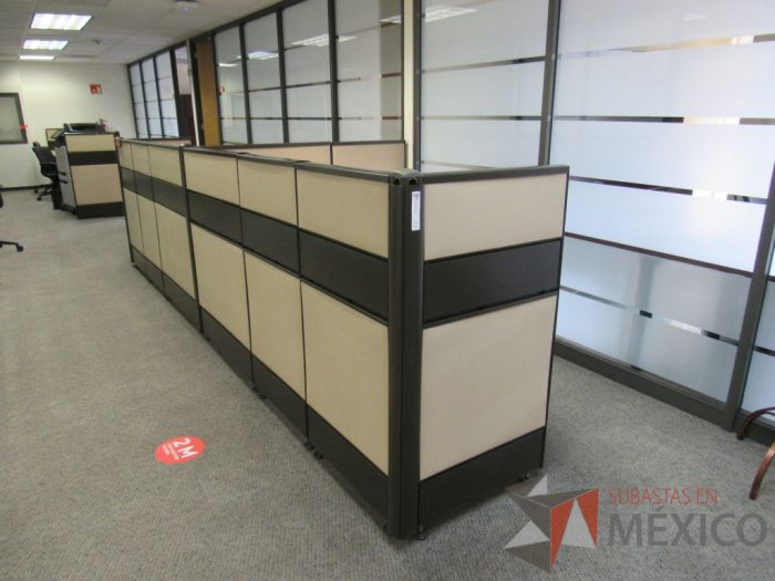 Lote 035 - Estación de trabajo de mampara metálica color beige para 2 personas con 2 archiveros de pedestal de 3 cajones - Imagen 3