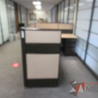 Lote 035 - Estación de trabajo de mampara metálica color beige para 2 personas con 2 archiveros de pedestal de 3 cajones - Imagen 4