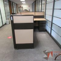 Lote 035 - Estación de trabajo de mampara metálica color beige para 2 personas con 2 archiveros de pedestal de 3 cajones - Imagen 5