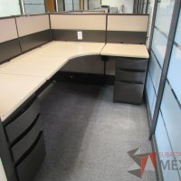 Lote 035 - Estación de trabajo de mampara metálica color beige para 2 personas con 2 archiveros de pedestal de 3 cajones - Imagen 6