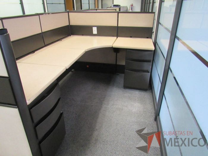 Lote 035 - Estación de trabajo de mampara metálica color beige para 2 personas con 2 archiveros de pedestal de 3 cajones - Imagen 6