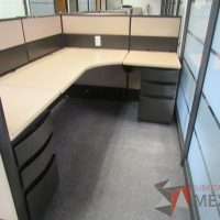 Lote 035 - Estación de trabajo de mampara metálica color beige para 2 personas con 2 archiveros de pedestal de 3 cajones