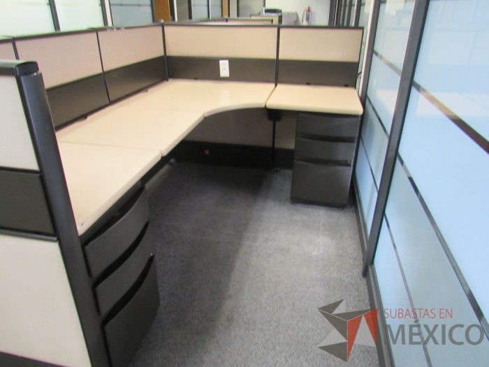 Lote 035 - Estación de trabajo de mampara metálica color beige para 2 personas con 2 archiveros de pedestal de 3 cajones