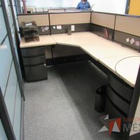 Lote 035 - Estación de trabajo de mampara metálica color beige para 2 personas con 2 archiveros de pedestal de 3 cajones - Imagen 8