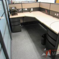 Lote 035 - Estación de trabajo de mampara metálica color beige para 2 personas con 2 archiveros de pedestal de 3 cajones - Imagen 9