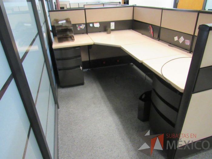 Lote 035 - Estación de trabajo de mampara metálica color beige para 2 personas con 2 archiveros de pedestal de 3 cajones - Imagen 9