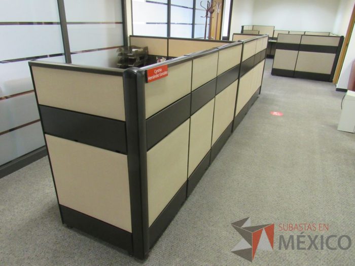 Lote 035 - Estación de trabajo de mampara metálica color beige para 2 personas con 2 archiveros de pedestal de 3 cajones - Imagen 10